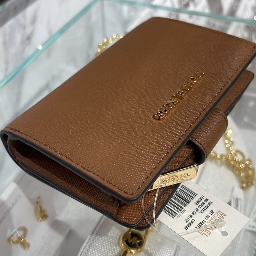 Michael Medium Crossgrain Leather Bifold Wallet
Luggage 
NWT - Picture 10 of 16